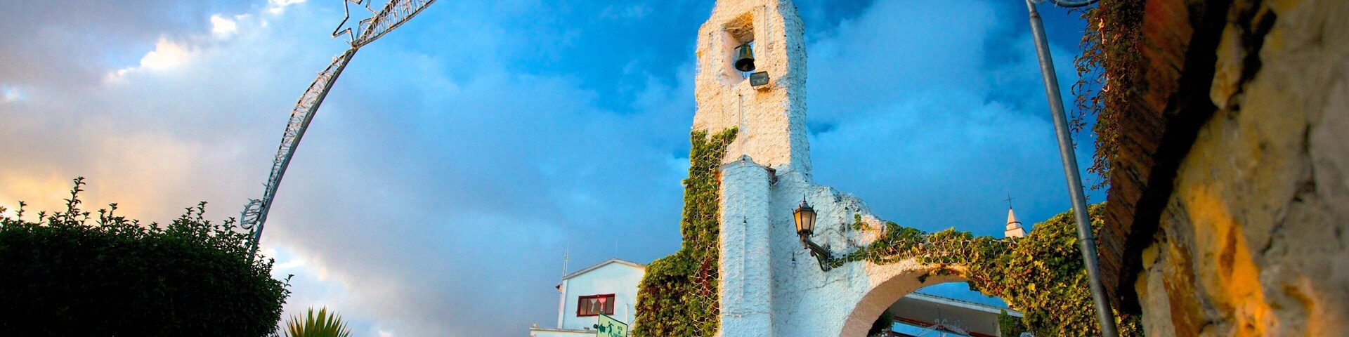 Monserrate mostrando uma cidade pequena ou vila e elementos de patrimônio