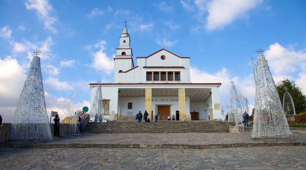 Monserrate mostrando uma igreja ou catedral, uma praça ou plaza e arquitetura de patrimônio