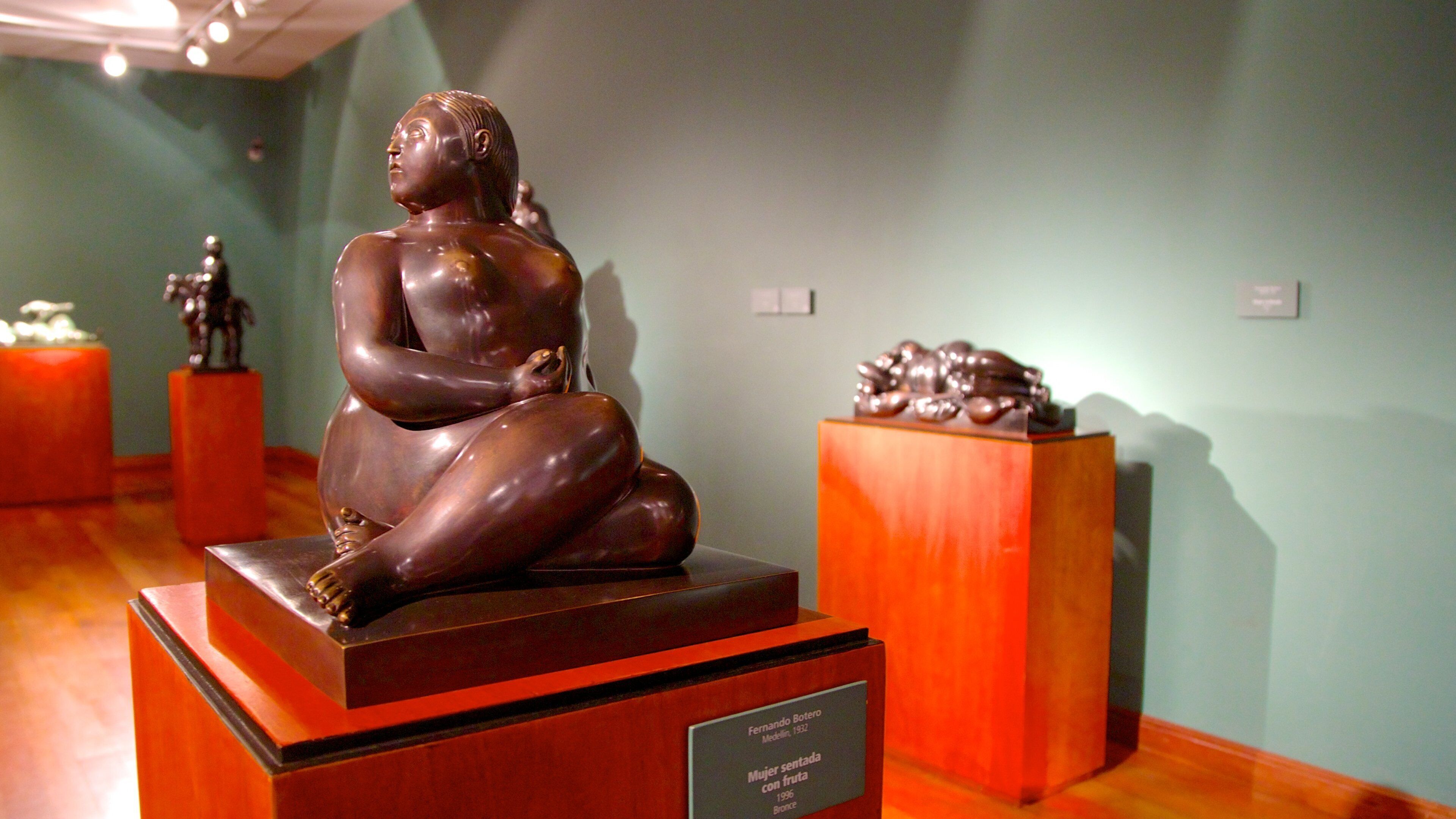 Bảo tàng Botero trong đó bao gồm cảnh nội thất, pho tượng và nghệ thuật
