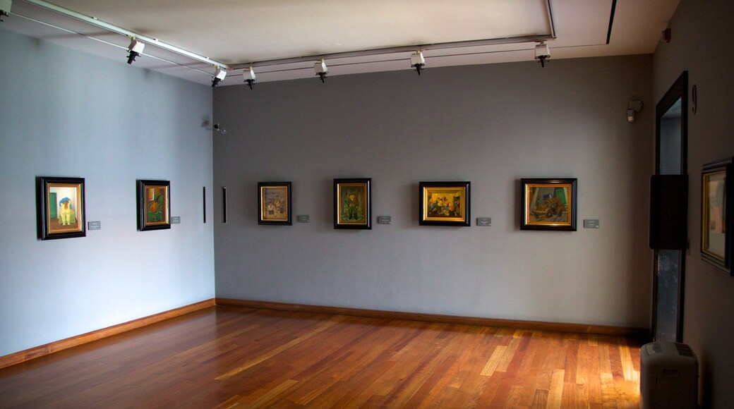 Museo Botero som inkluderer kunst og innendørs