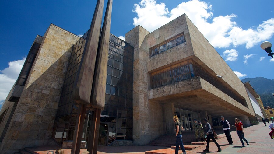 Biblioteca Luis Angel Arango caratteristiche di edificio amministrativo e architettura moderna cosi come un piccolo gruppo di persone
