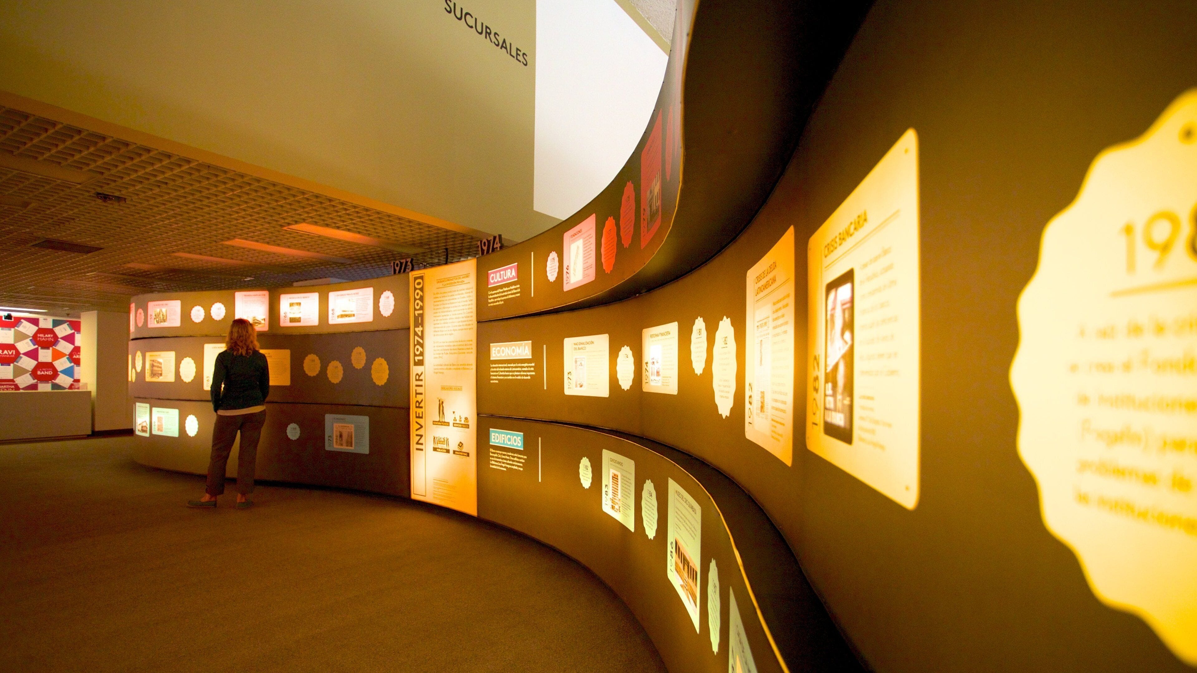 Luis Angel Arango圖書館 呈现出 內部景觀 和 行政大樓 以及 一名女性