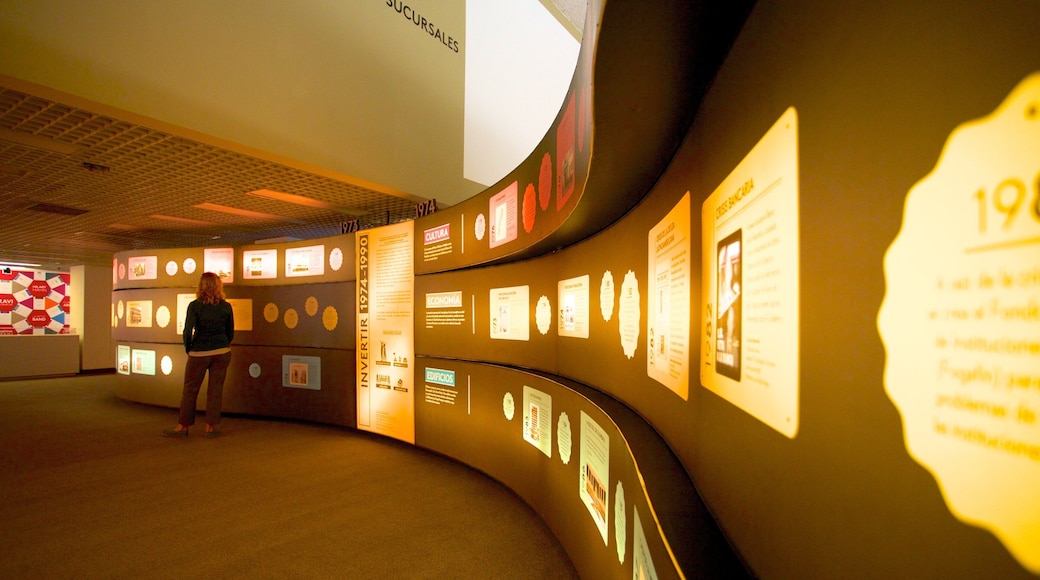 Luis Angel Arango圖書館 呈现出 內部景觀 和 行政大樓 以及 一名女性