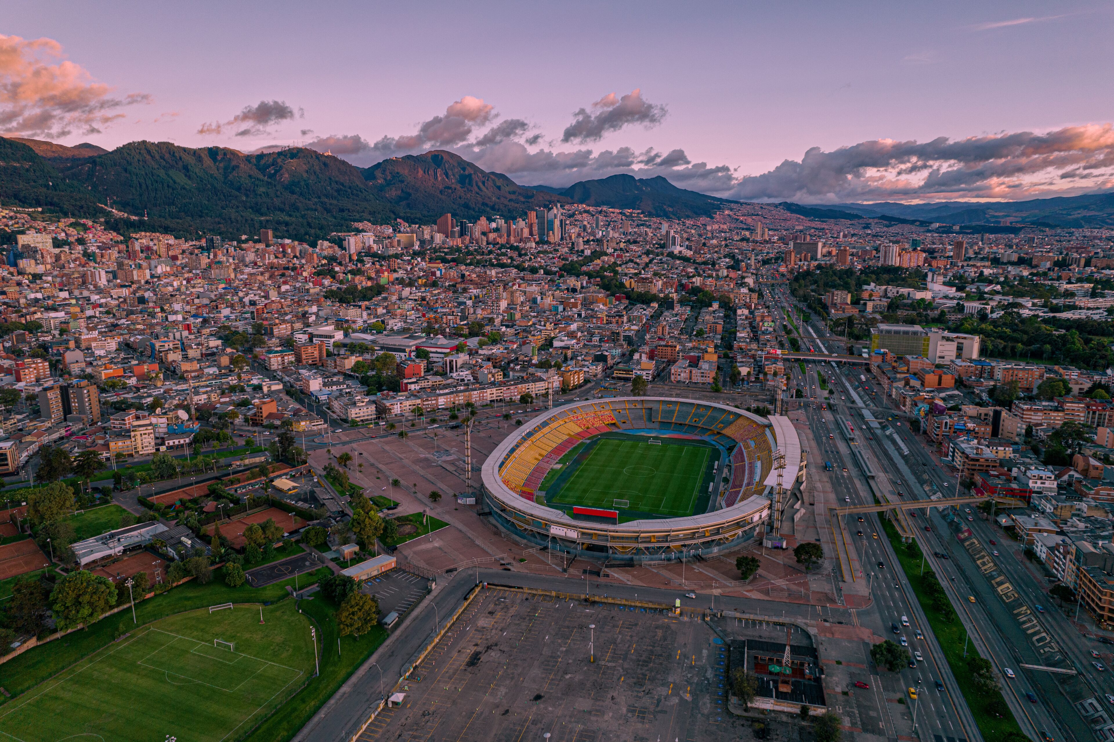 Carrera 30 de la ciudad de Bogotá ( Colombia), donde se puede visualizar el movistar arena y el estadio el campin y el lago del parque de los novios en primer plano y al fondo el centro de la ciudad.
