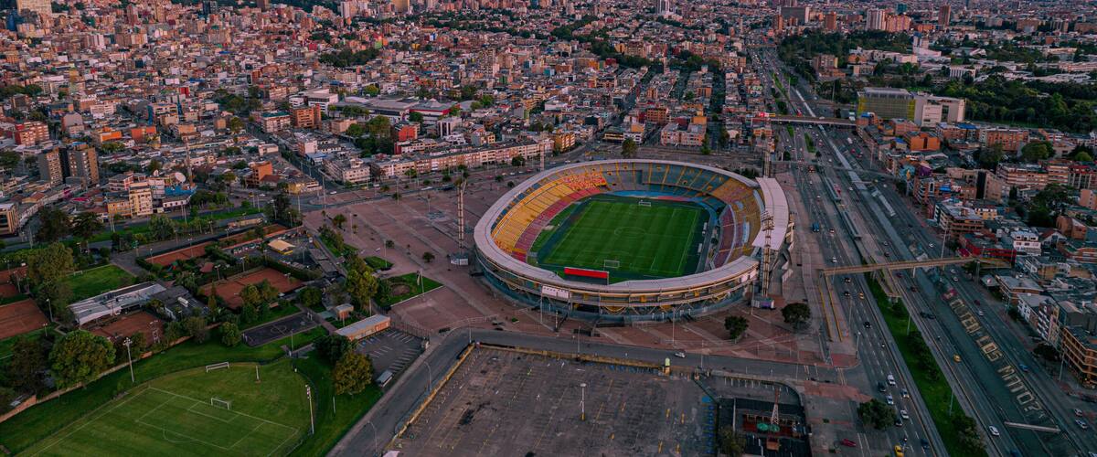 Carrera 30 de la ciudad de Bogotá ( Colombia), donde se puede visualizar el movistar arena y el estadio el campin y el lago del parque de los novios en primer plano y al fondo el centro de la ciudad.