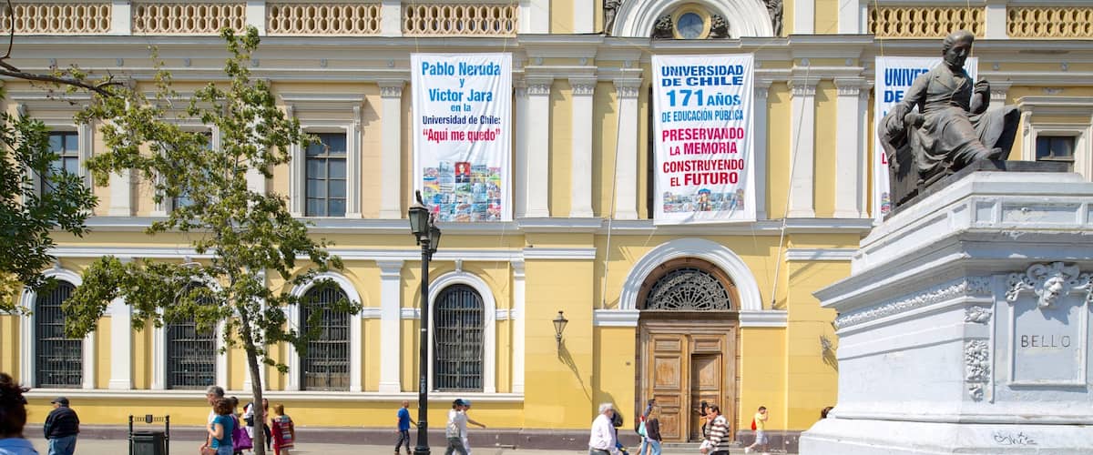 Universidad de Chile ofreciendo escenas urbanas y también un gran grupo de personas