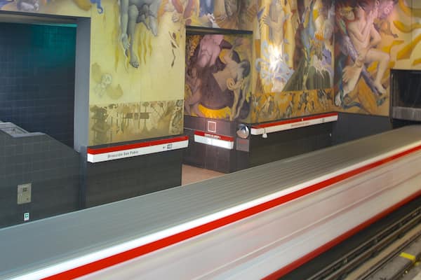 University of Santiago-Chile welches beinhaltet Kunst und Innenansichten