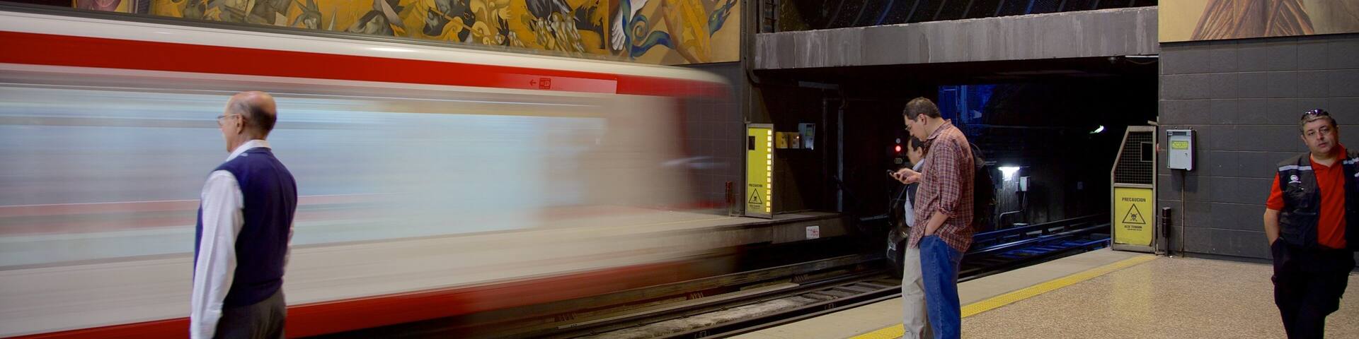 Universidad de Santiago de Chile que incluye artículos de ferrocarril y vistas interiores y también un pequeño grupo de personas