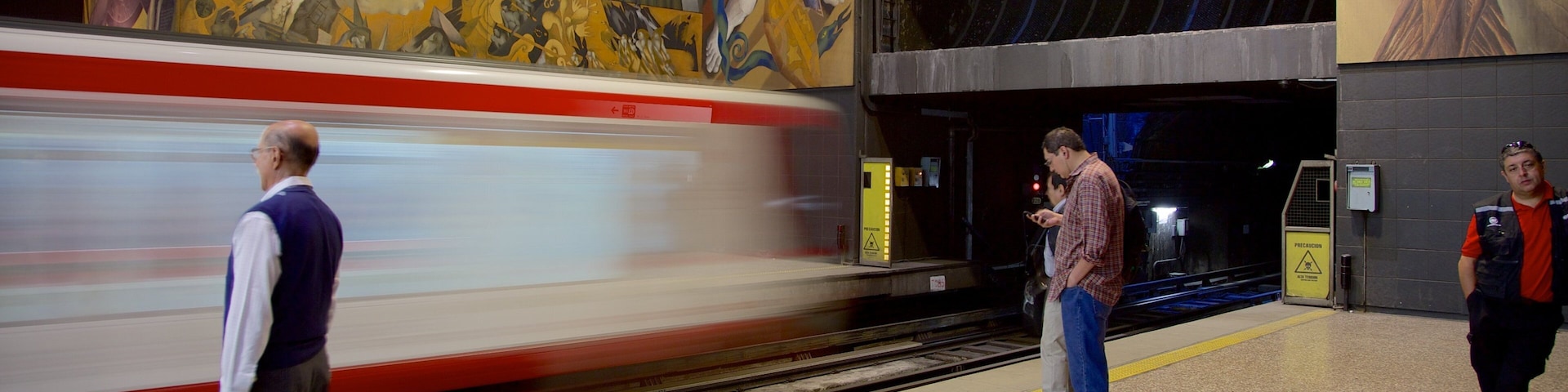 Universidade de Santiago do Chile mostrando itens de ferrovia e vistas internas assim como um pequeno grupo de pessoas