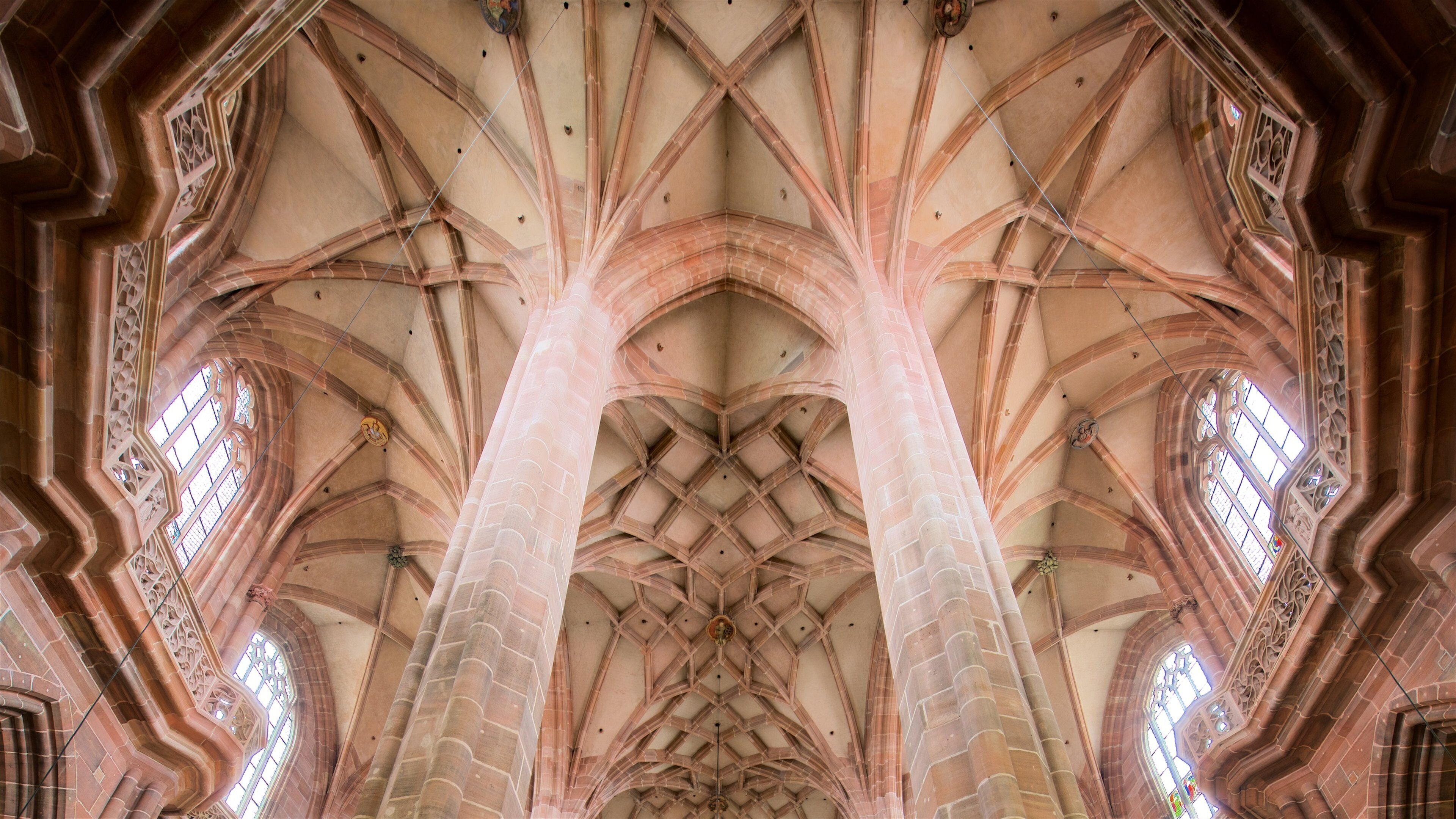 Iglesia de San Lorenzo mostrando vistas de interior y elementos patrimoniales