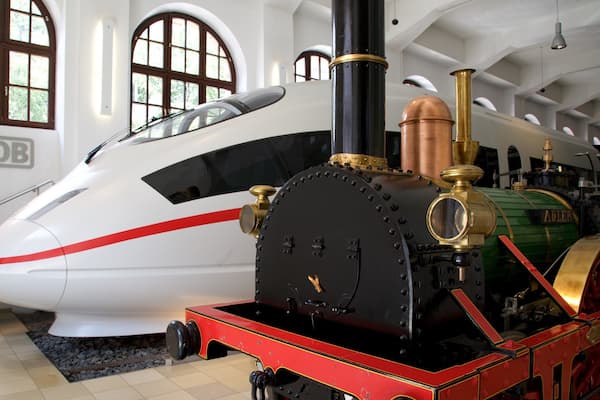 Musée national allemand du chemin de fer montrant vues intérieures et patrimoine historique