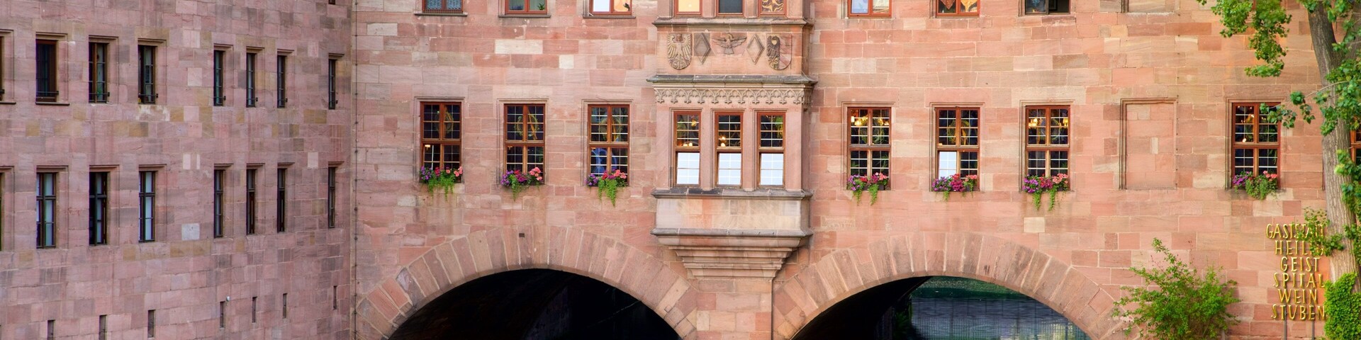 Heilig Geist Spital caracterizando um rio ou córrego e elementos de patrimônio