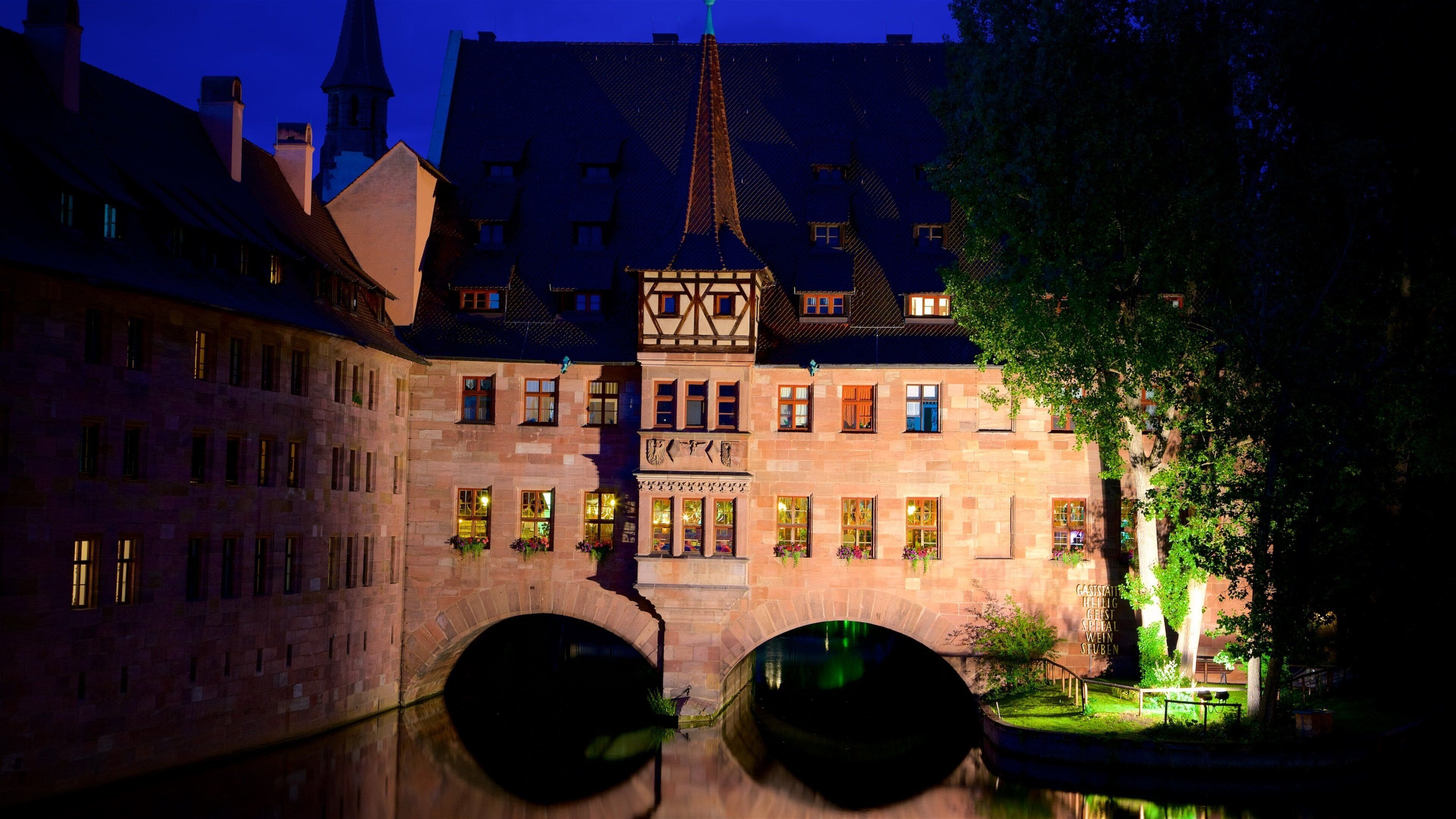 Heilig Geist Spital, Nuremberg, Alemania ofreciendo un río o arroyo, elementos patrimoniales y escenas de noche