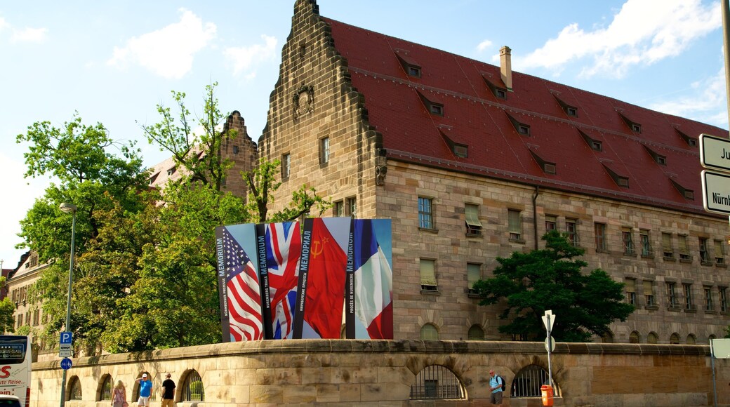 Palais de justice de Nuremberg mettant en vedette patrimoine historique et signalisation