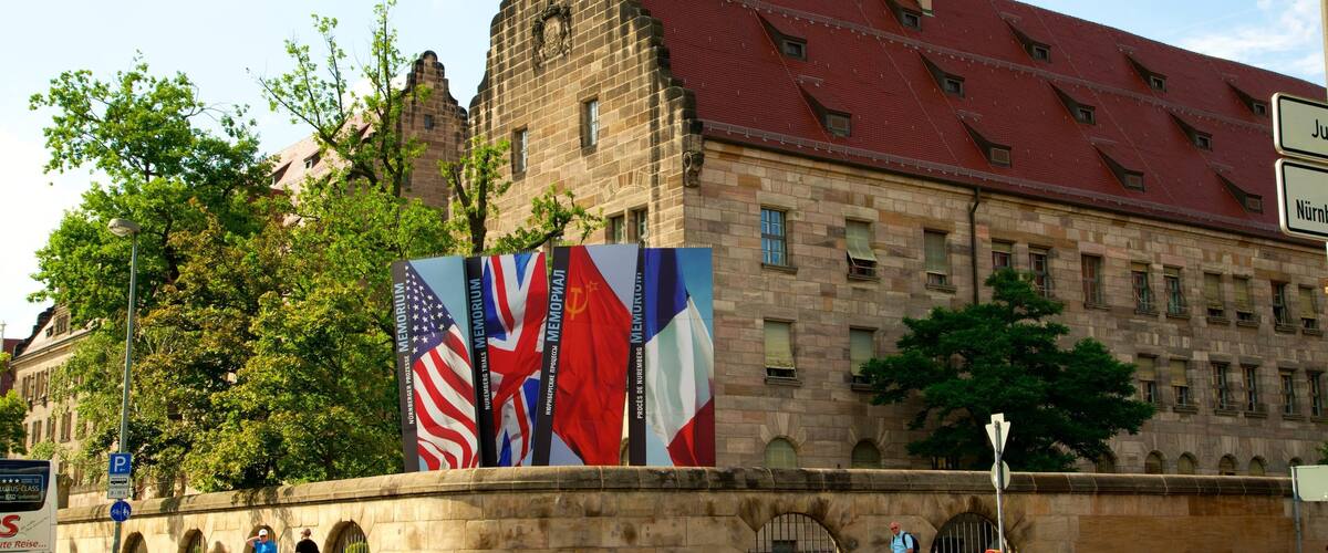 Palacio de Justicia de Nuremberg que incluye elementos del patrimonio y señalización
