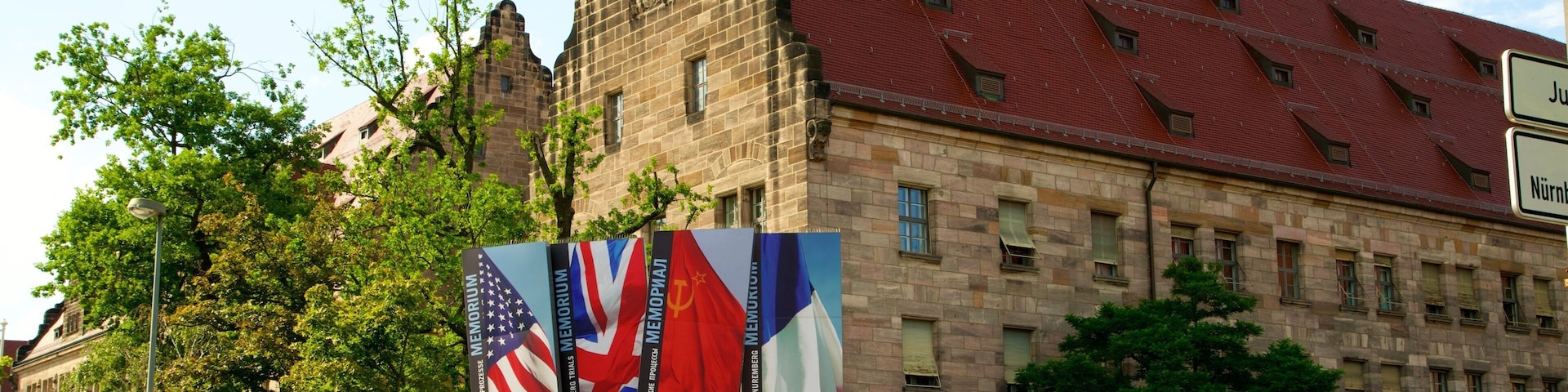 Palacio de Justicia, Nuremberg, Alemania ofreciendo señalización y elementos patrimoniales