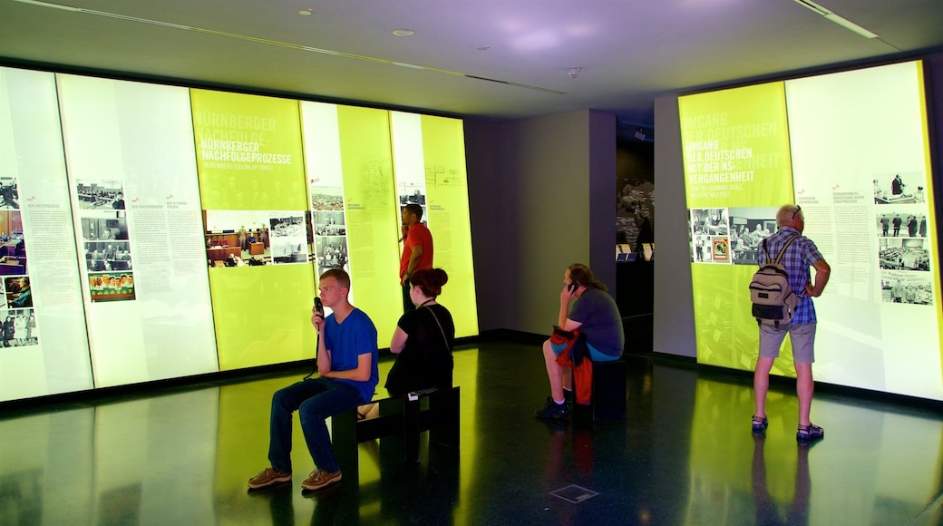 Palazzo di Giustizia di Norimberga mostrando vista interna cosi come un piccolo gruppo di persone