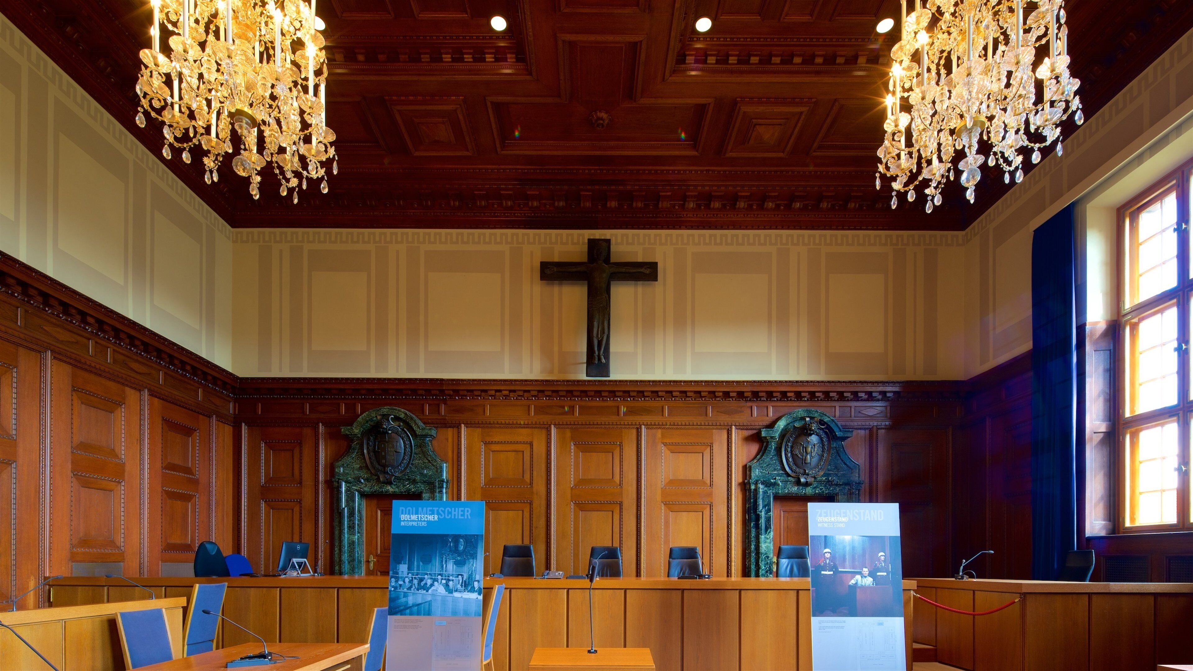 Palais de justice de Nuremberg qui includes église ou cathédrale et vues intérieures