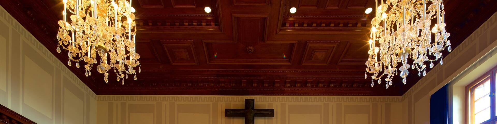 Palacio de Justicia de Nuremberg mostrando una iglesia o catedral y vistas interiores