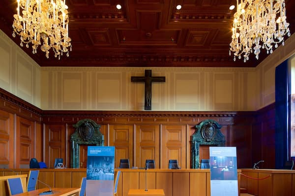 Palais de justice de Nuremberg qui includes vues intérieures et église ou cathédrale