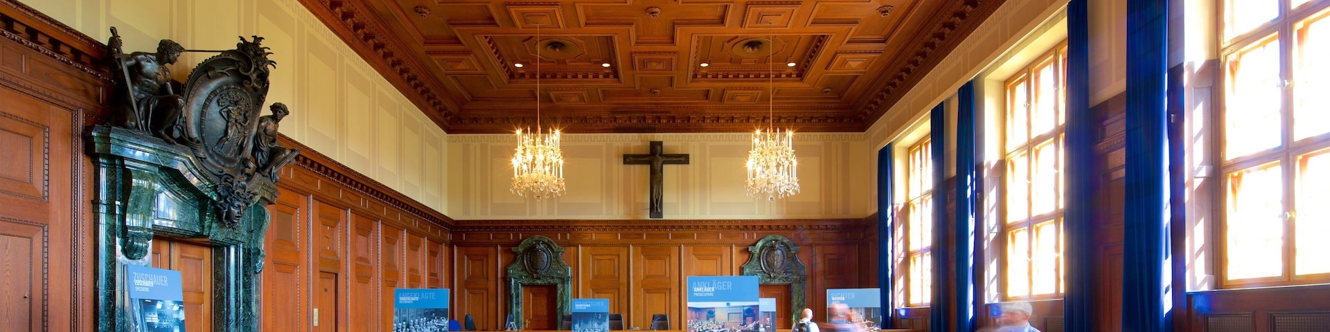 Palacio de Justicia de Nuremberg mostrando una iglesia o catedral y vistas de interior