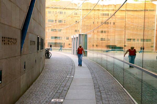 Neues Museum sowie einzelne Frau
