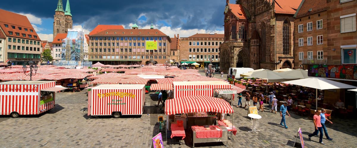 Hauptmarkt which includes a square or plaza, markets and heritage elements