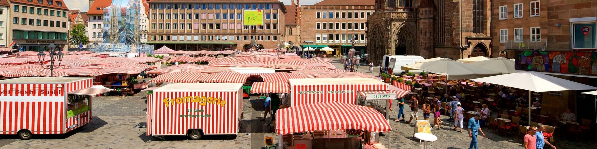 Hauptmarkt which includes a square or plaza, markets and heritage elements
