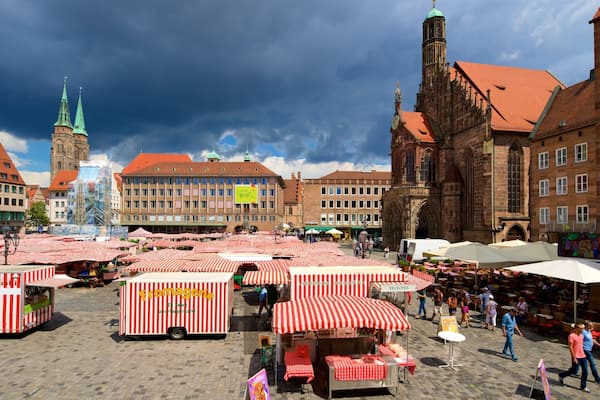 Hauptmarkt which includes a square or plaza, markets and heritage elements
