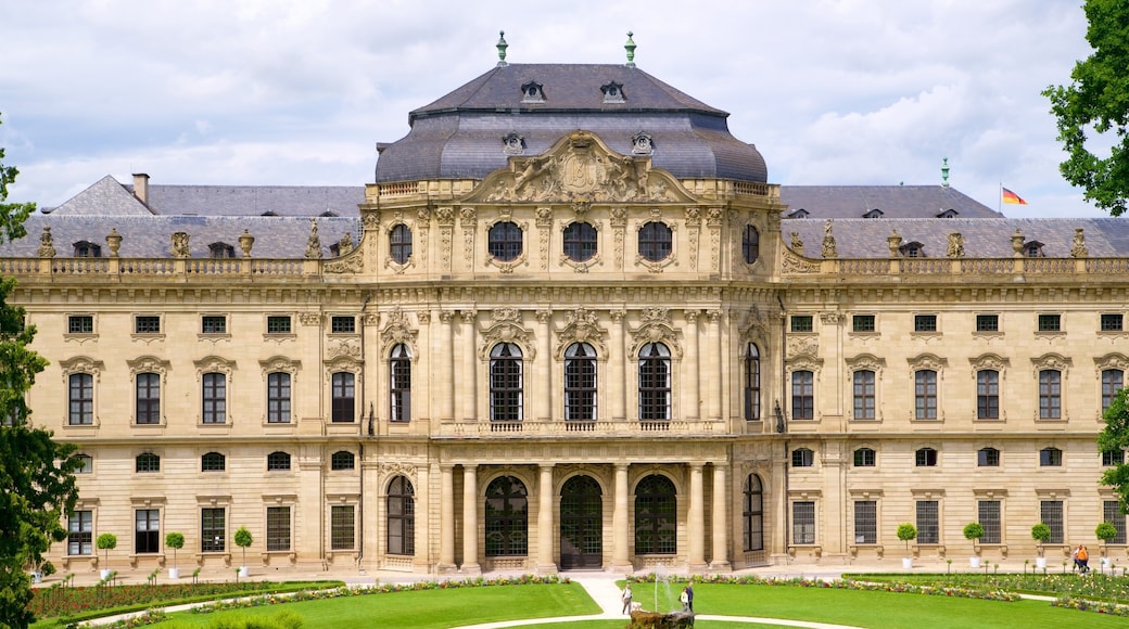 WĂŒrzburger Residenz johon kuuluu vanha arkkitehtuuri ja puutarha