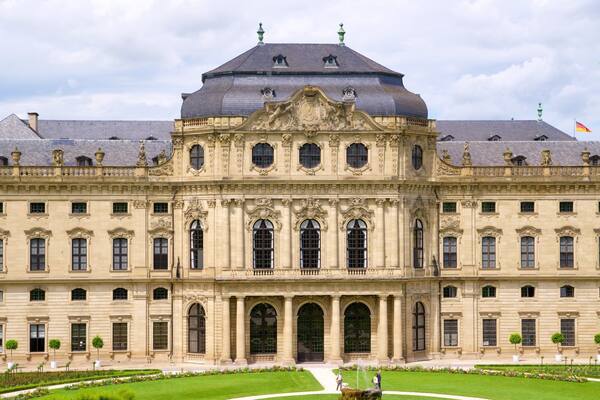 Un magnifique bâtiment historique à l’architecture riche et élaborée, doté de grandes fenêtres et surmonté d’un dôme central.