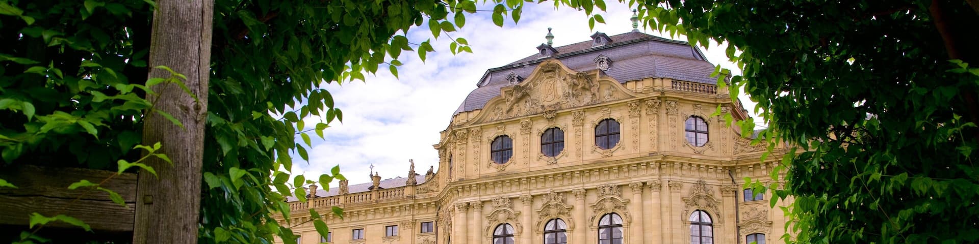 Würzburger Residenz das einen Garten, Blumen und historische Architektur