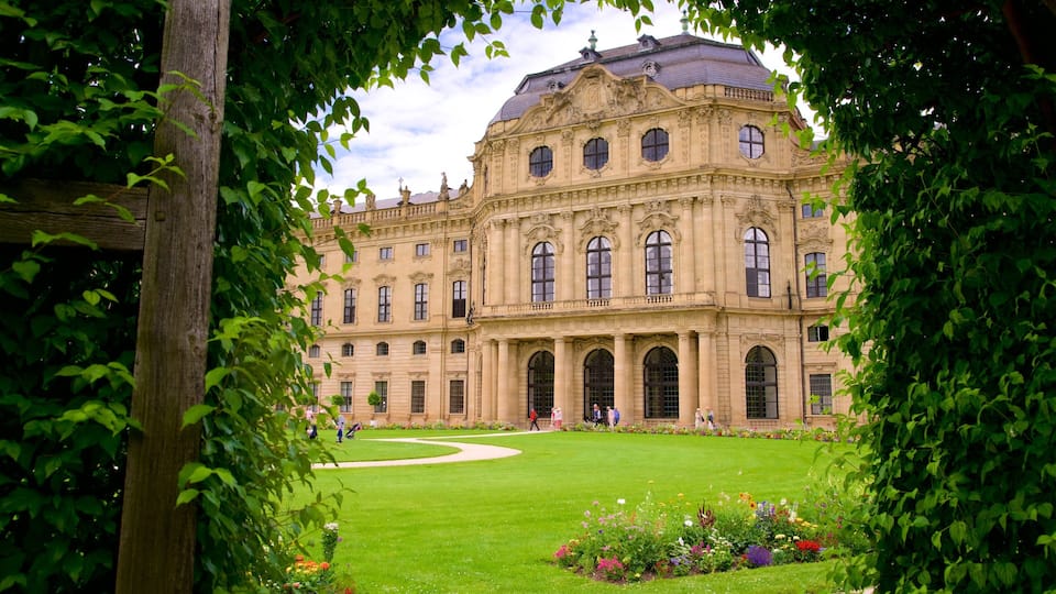 Résidence de Würzburg qui includes fleurs, jardin et patrimoine architectural