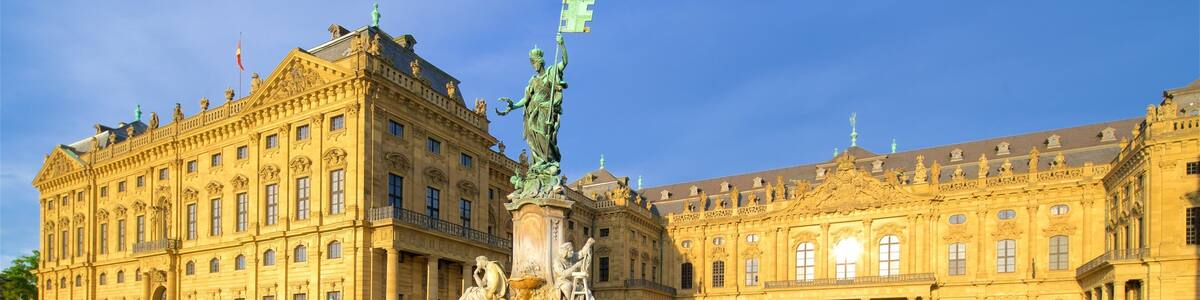 Würzburger Residenz mit einem Springbrunnen, Statue oder Skulptur und historische Architektur