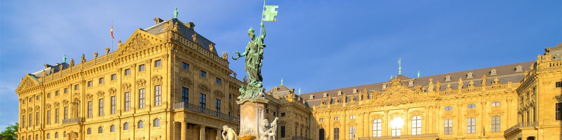 Würzburger Residenz mit einem Springbrunnen, Statue oder Skulptur und historische Architektur
