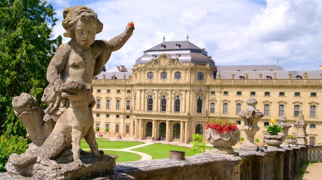 WĂŒrzburger Residenz joka esittÀÀ perintökohteet, puisto ja vanha arkkitehtuuri