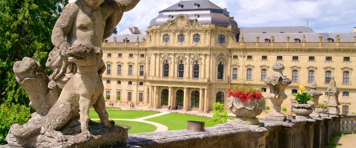 Residenz Würzburg inclusief bloemen, historische architectuur en een park