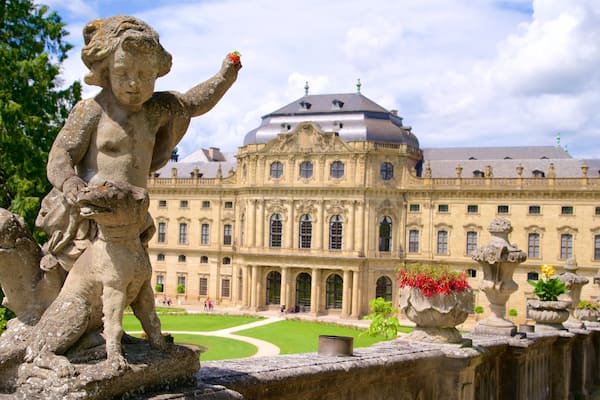 RĂ©sidence de WĂŒrzburg mettant en vedette jardin, patrimoine architectural et fleurs