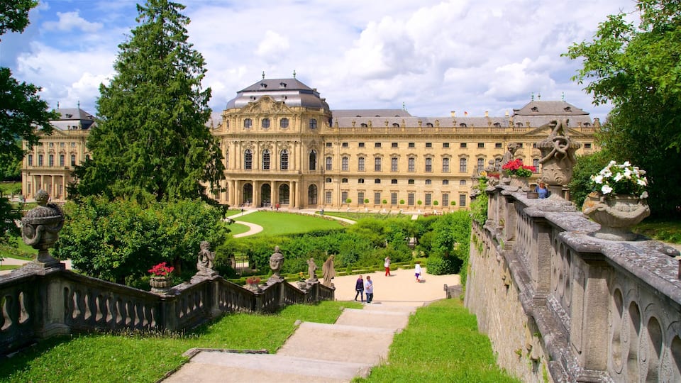 Résidence de Würzburg qui includes fleurs, parc et patrimoine architectural