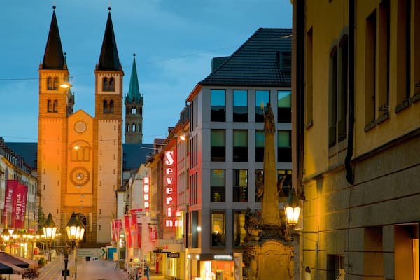CathĂ©drale de WĂŒrzburg mettant en vedette Ă©glise ou cathĂ©drale, patrimoine architectural et scĂšnes de nuit