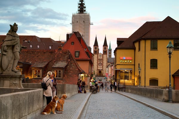 Alte MainbrĂŒcke mettant en vedette statue ou sculpture, coucher de soleil et patrimoine historique