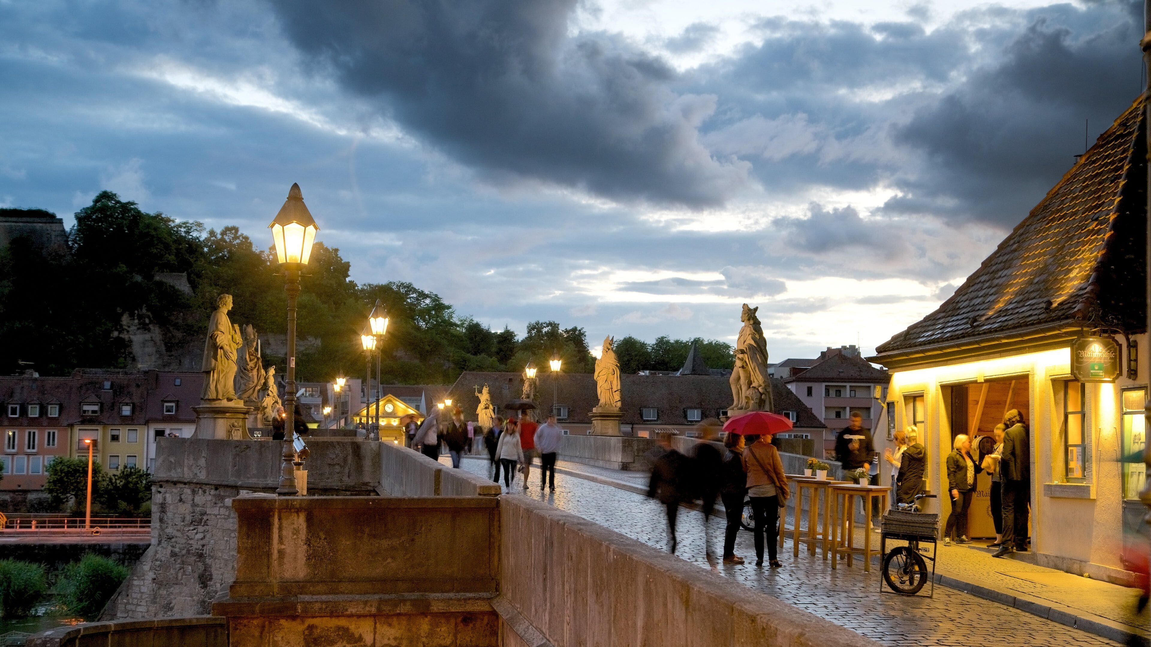 Alte Mainbruecke showing a statue or sculpture and heritage elements