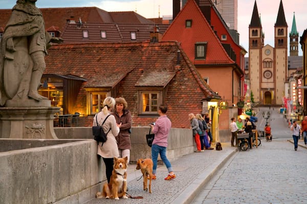 Alte Mainbrücke welches beinhaltet Geschichtliches und Statue oder Skulptur sowie kleine Menschengruppe