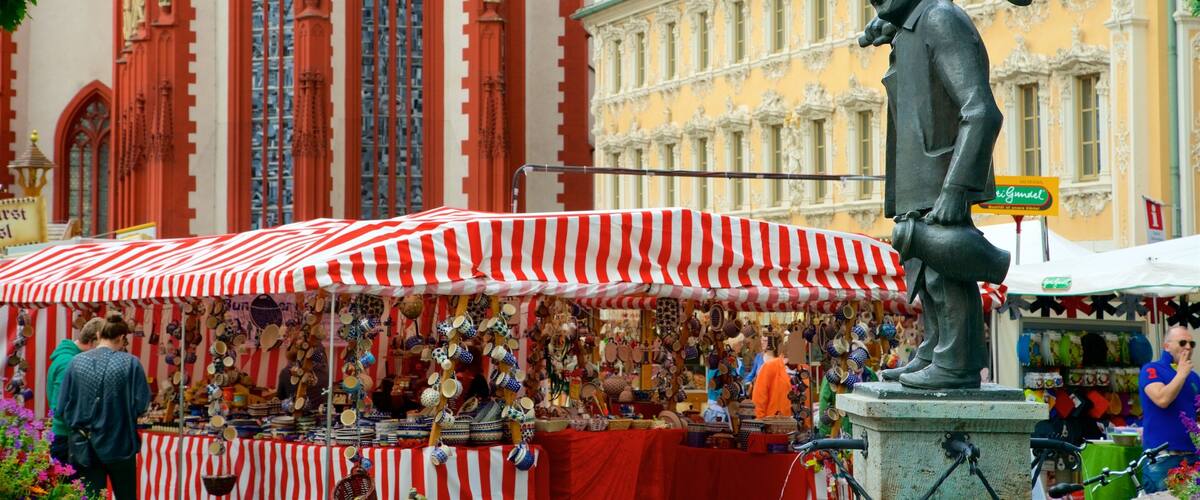 Falkenhaus showing heritage elements, markets and a statue or sculpture