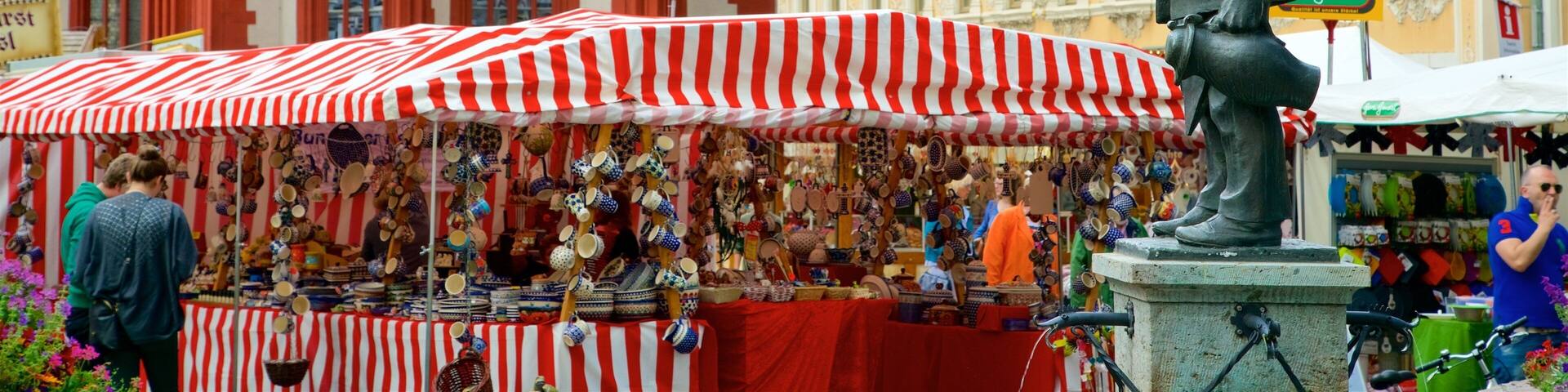 Falkenhaus showing heritage elements, markets and a statue or sculpture