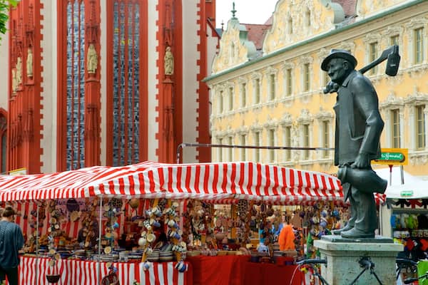 Falkenhaus showing heritage elements, markets and a statue or sculpture