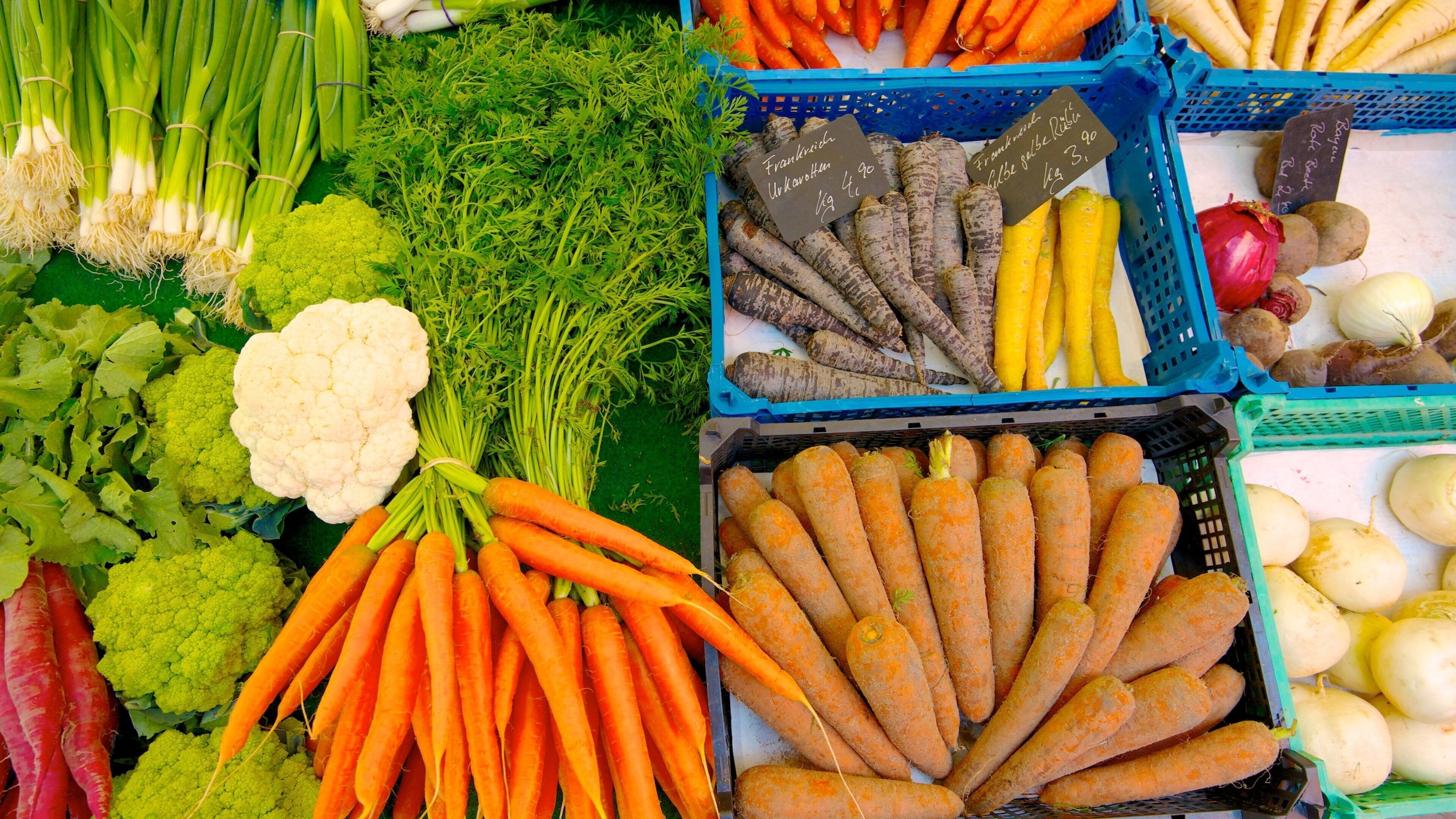 Viktualienmarkt showing markets and food