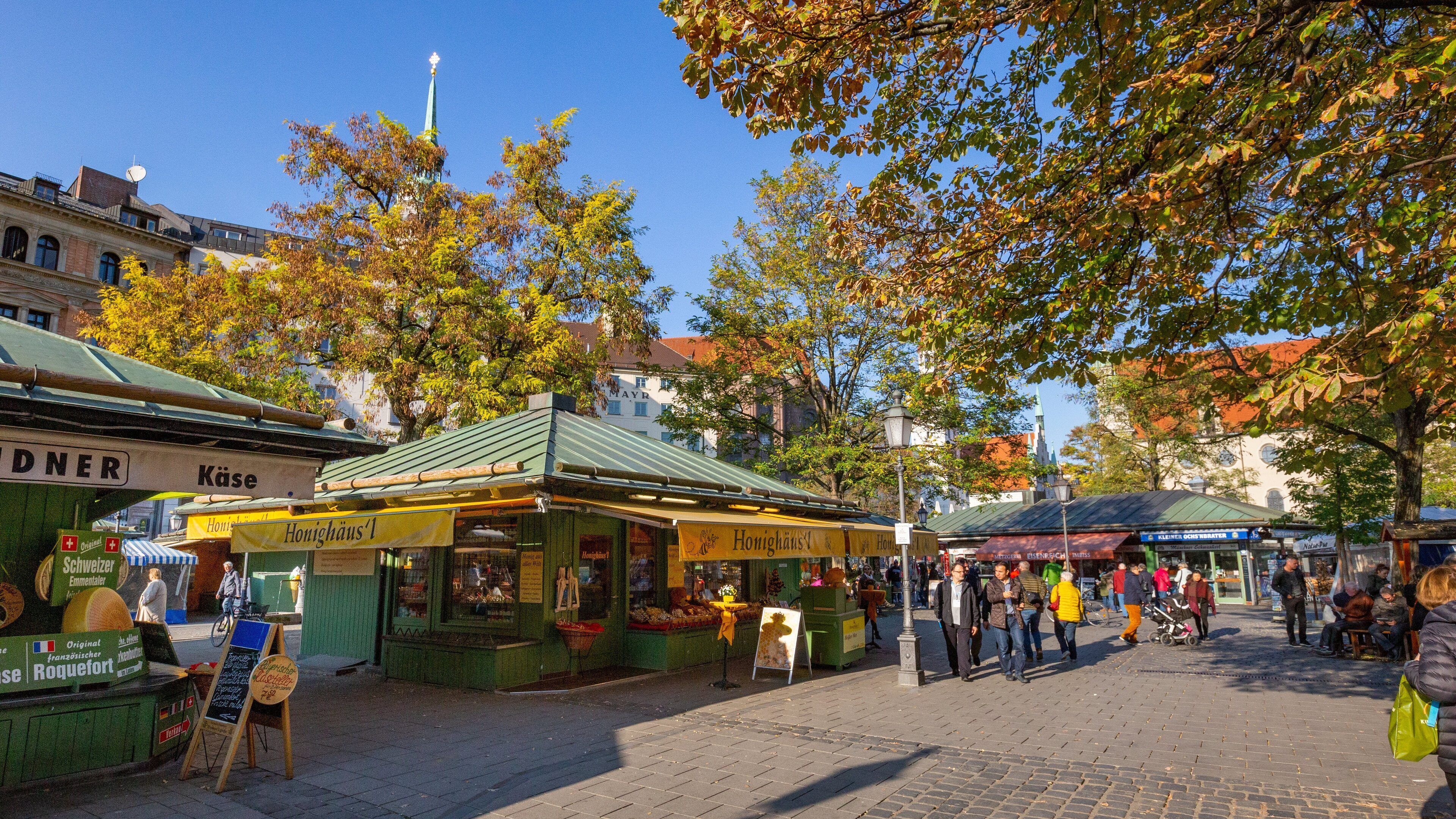 Viktualienmarkt featuring markets and street scenes