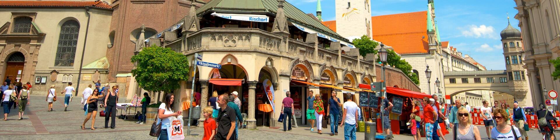 Viktualienmarkt mettant en vedette square ou place, patrimoine architectural et ville