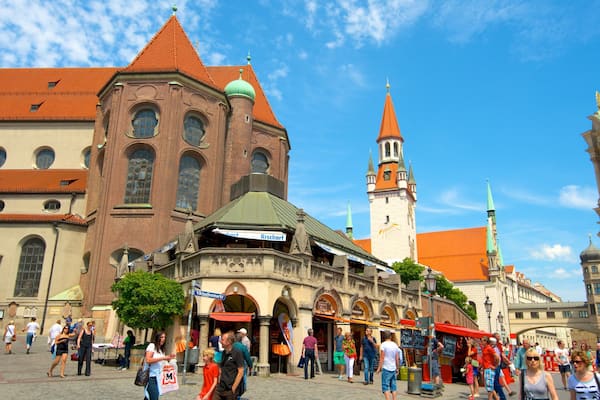 Viktualienmarkt welches beinhaltet Platz oder Plaza, Straßenszenen und historische Architektur